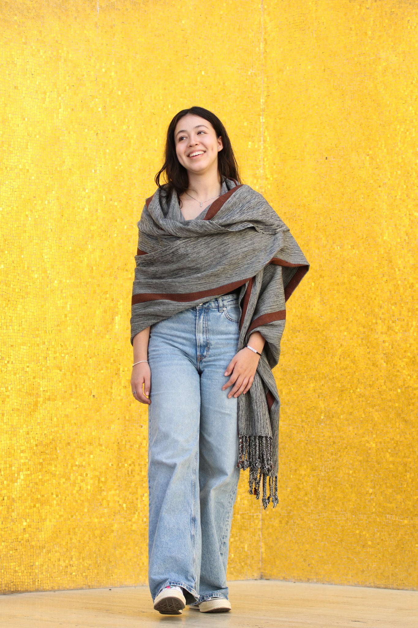 REBOZO GRIS CON CAFÉ