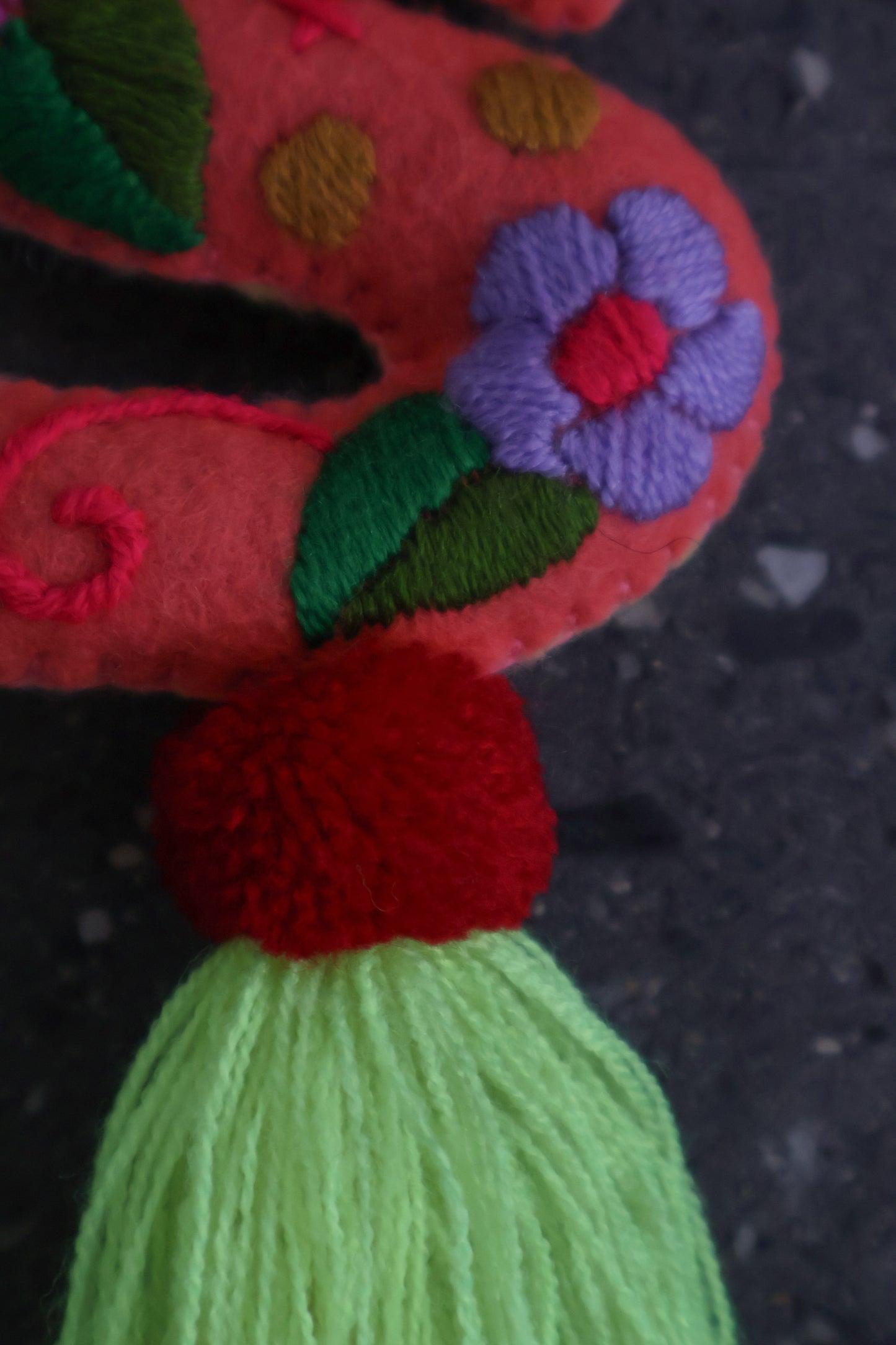 LETRA BORDADA S CON CAMPANA AMARILLA