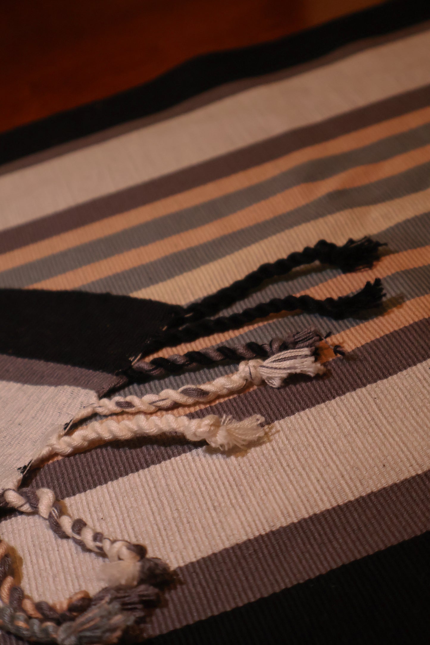 BLACK AND WHITE TABLE RUNNER