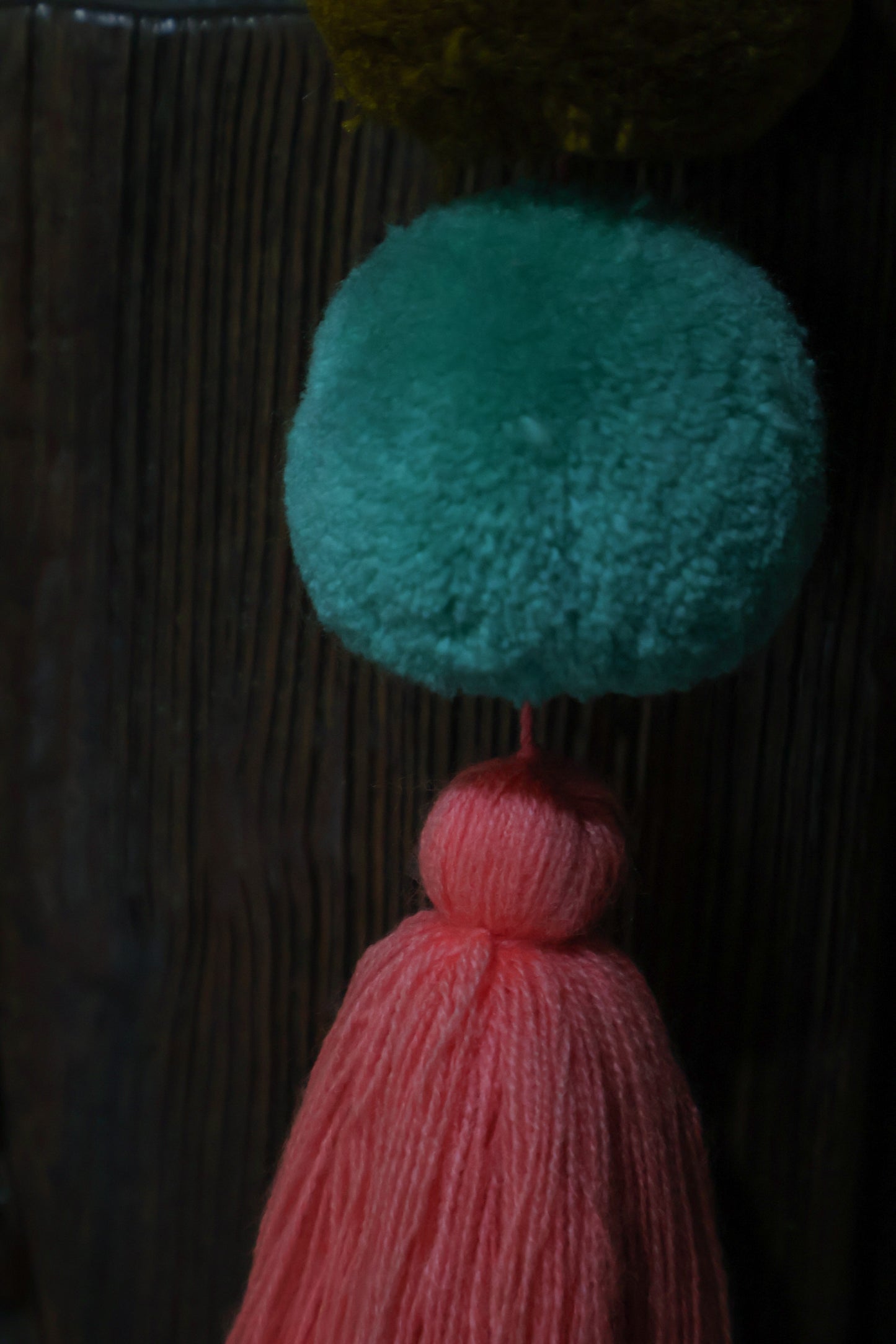 LLAVERO MECHON ROSA CON BOLA DE COLORES