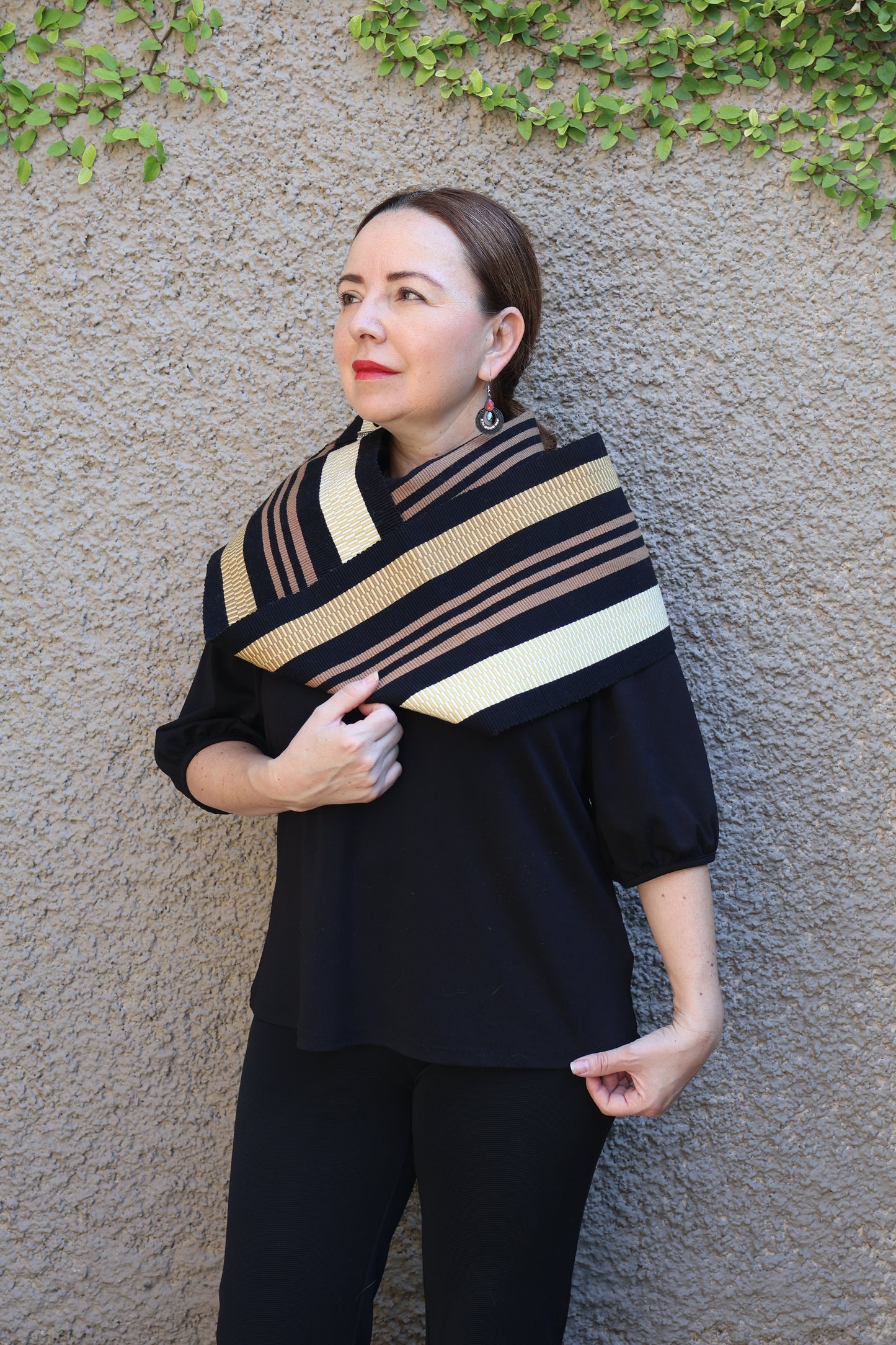 BLACK SCARF WITH BEIGE STRIPES