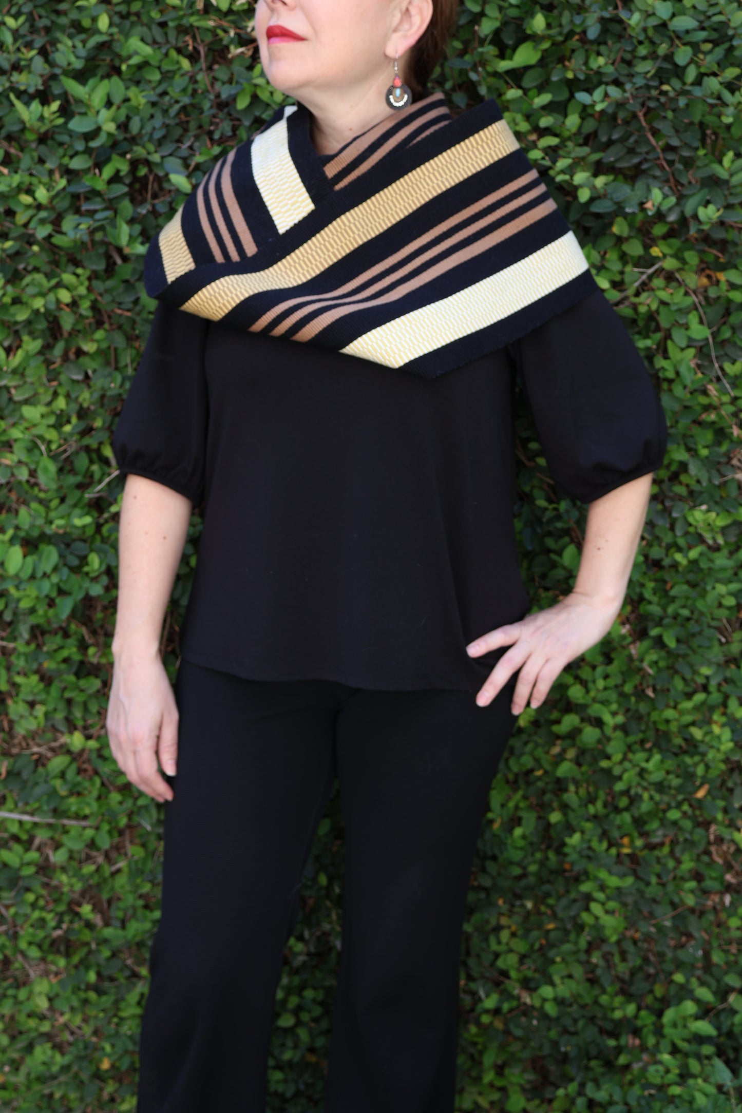 BLACK SCARF WITH BEIGE STRIPES