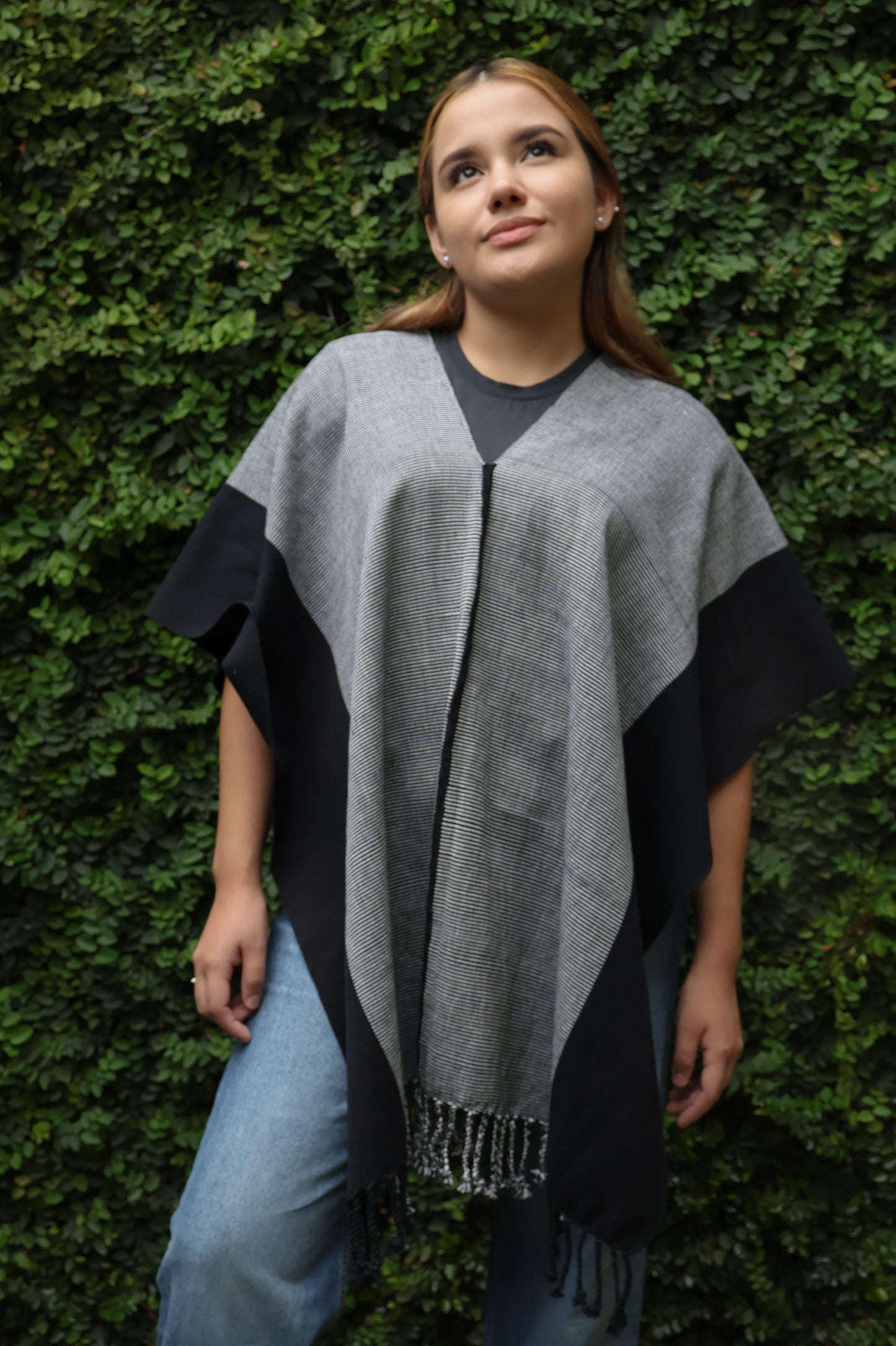 GREY PONCHO WITH BLACK EDGE