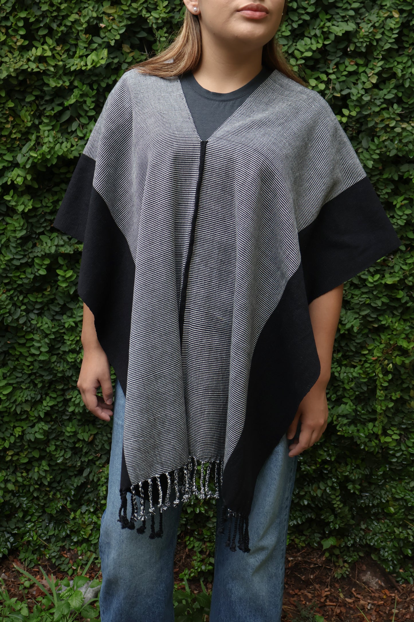 GREY PONCHO WITH BLACK EDGE
