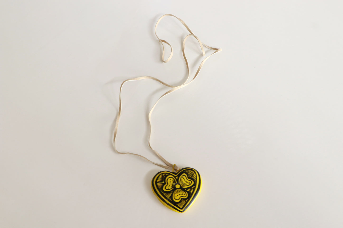 COLLAR CORAZON NEGRO CON AMARILLO