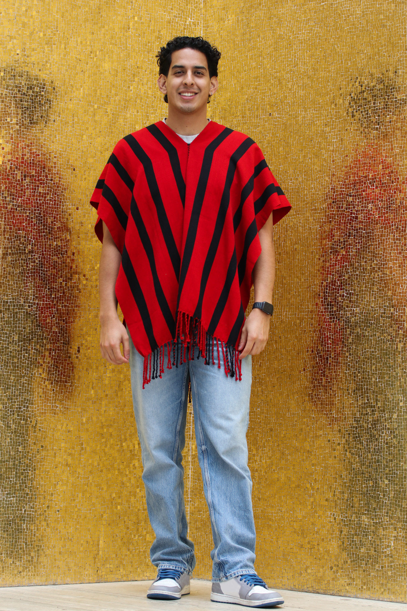 PONCHO ROJO CON RAYAS NEGRAS