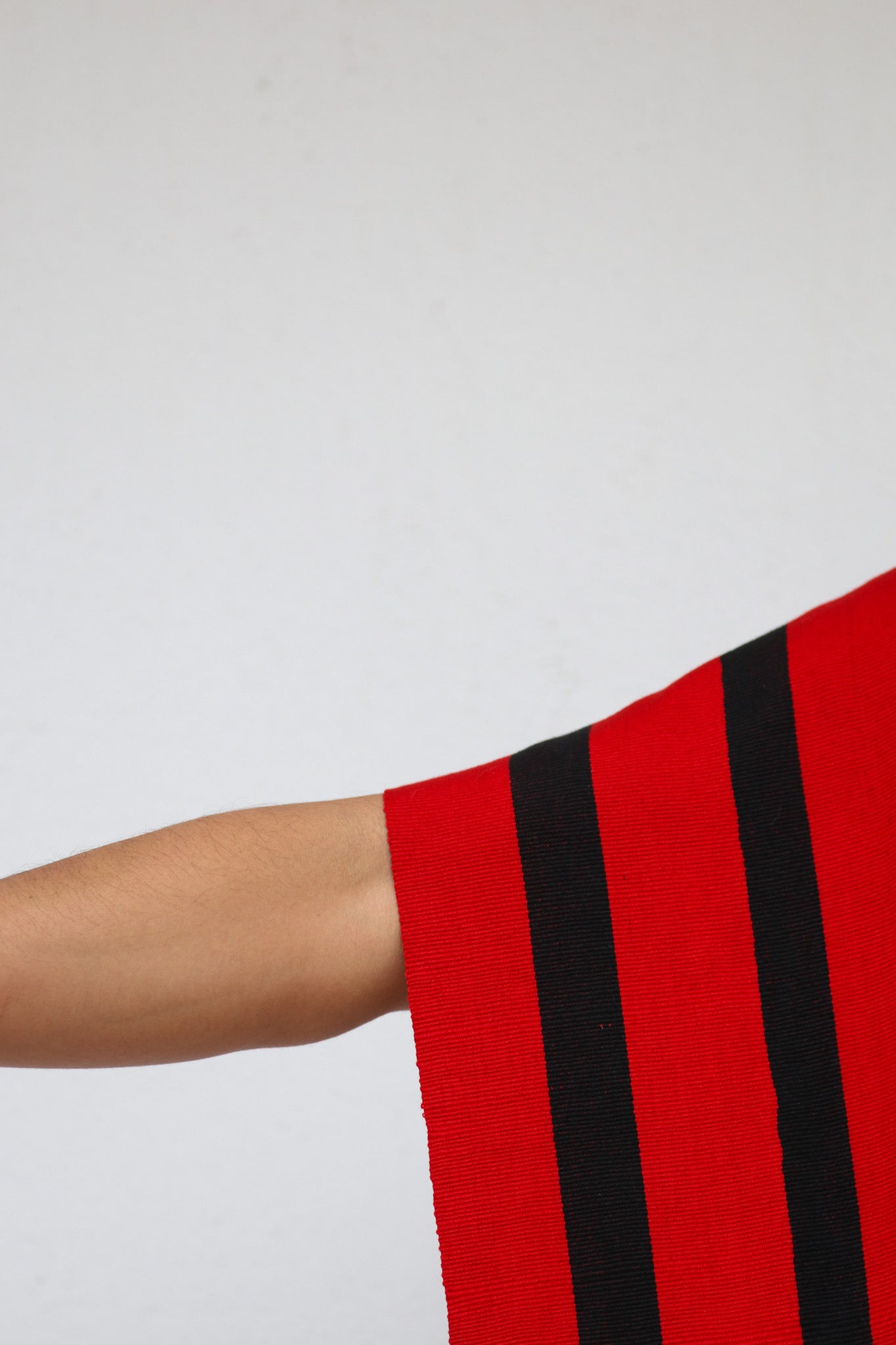 PONCHO ROJO CON RAYAS NEGRAS