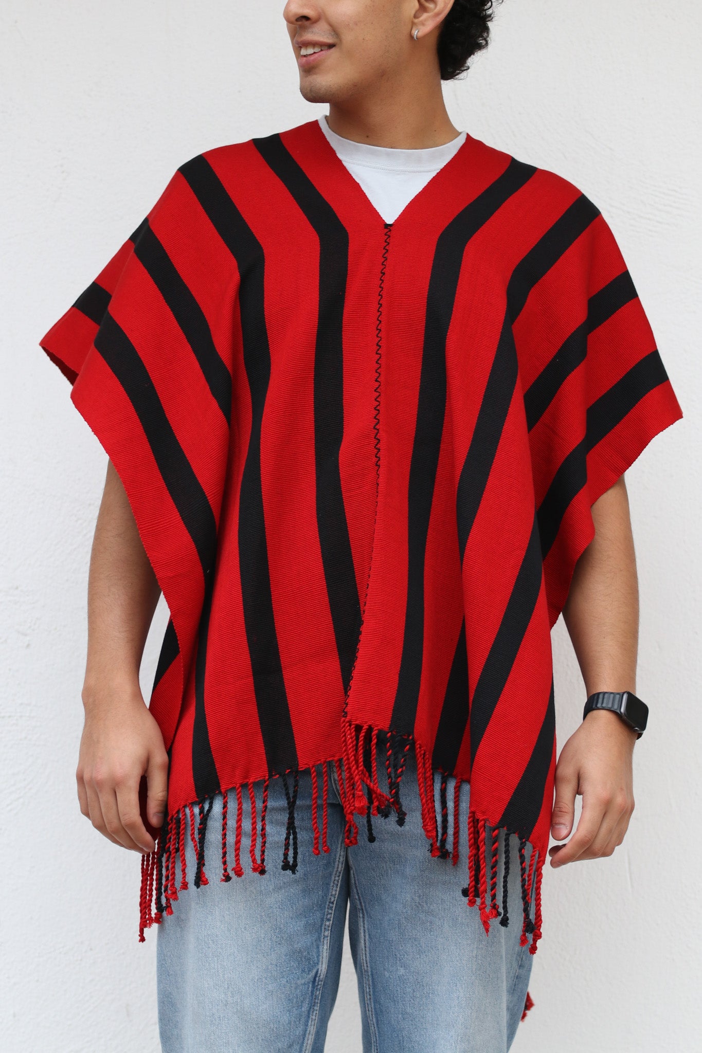 PONCHO ROJO CON RAYAS NEGRAS
