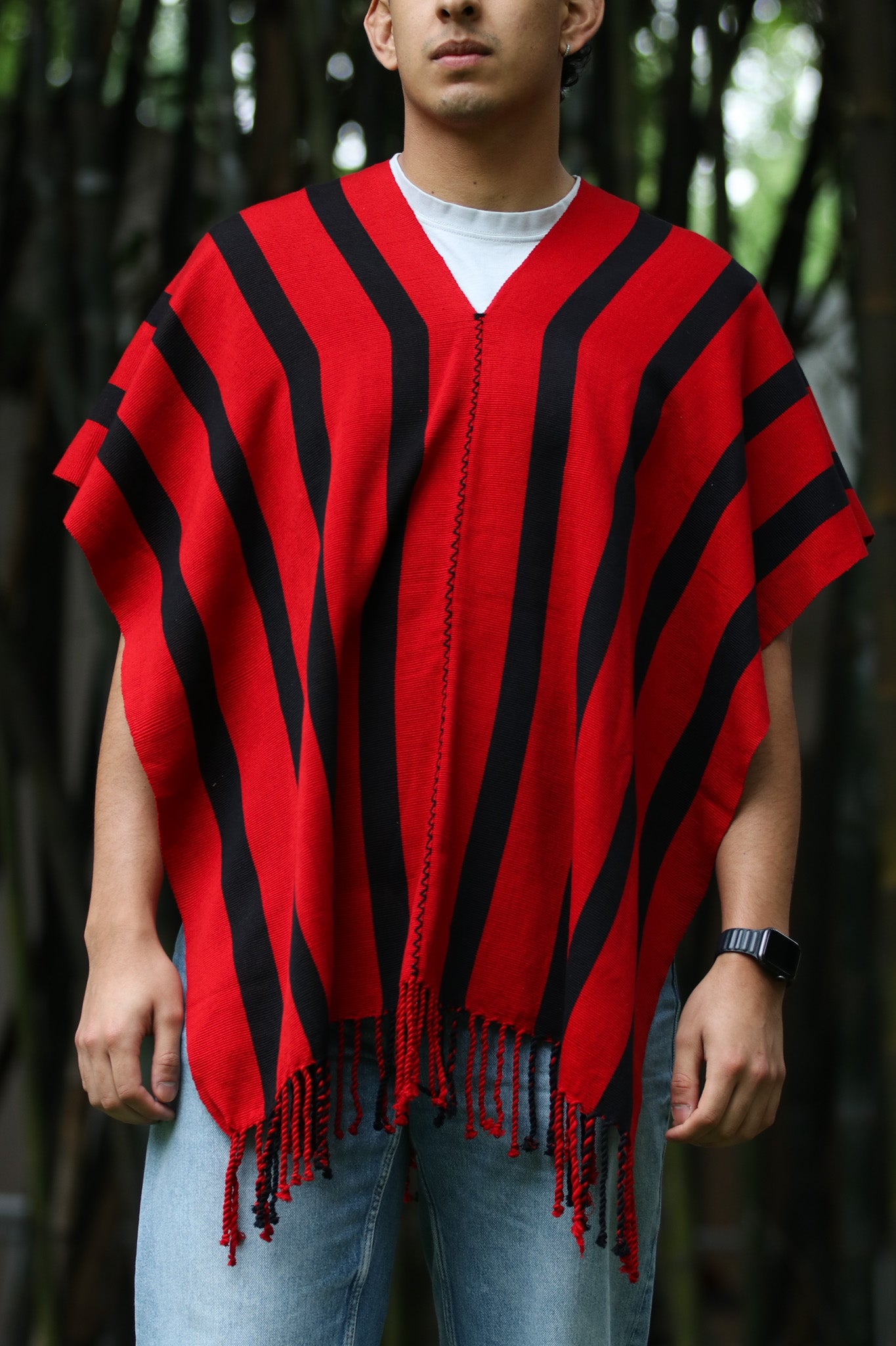 PONCHO ROJO CON RAYAS NEGRAS
