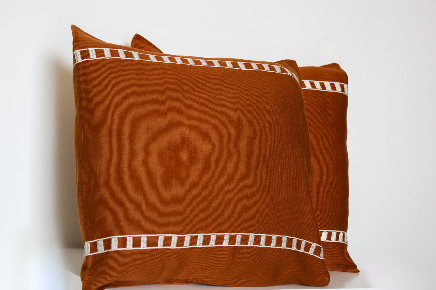 FUNDAS PARA COJÍN NARANJA CON FRANJAS BLANCAS