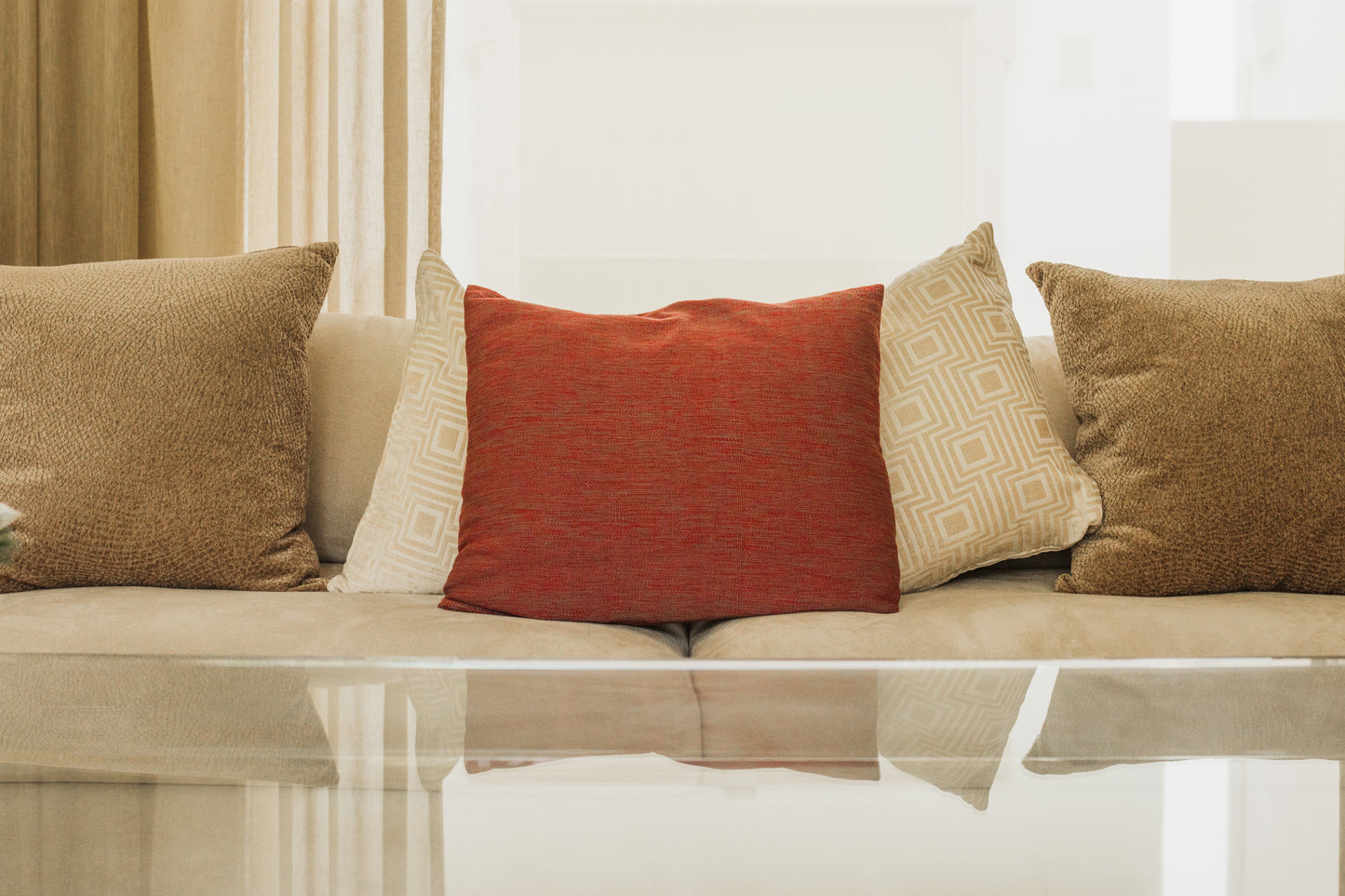 FUNDA PARA COJÍN ROJO CON GRIS