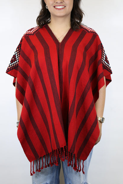 PONCHO ROJO CON RAYAS NEGRAS Y MANGAS DETALLADAS