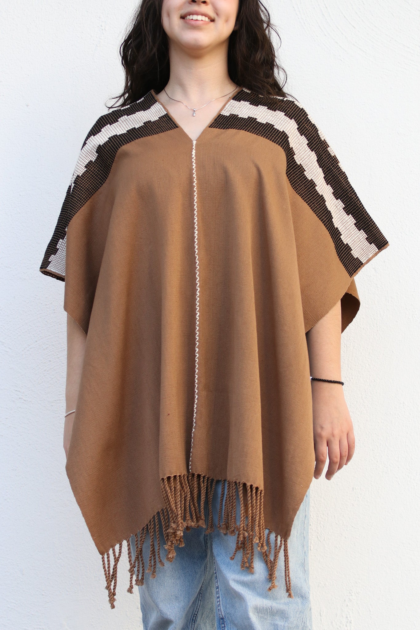 PONCHO CAFÉ CON BLANCO