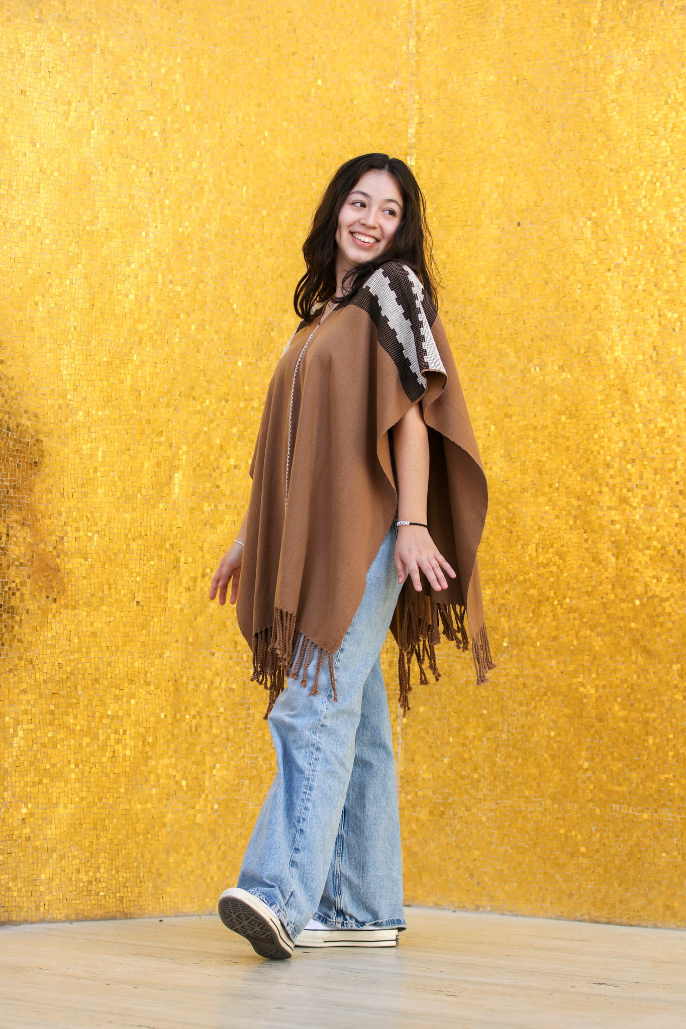 PONCHO CAFÉ CON BLANCO