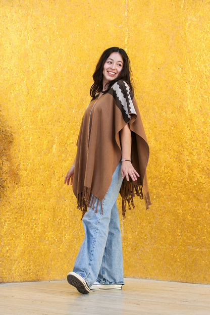 PONCHO CAFÉ CON BLANCO