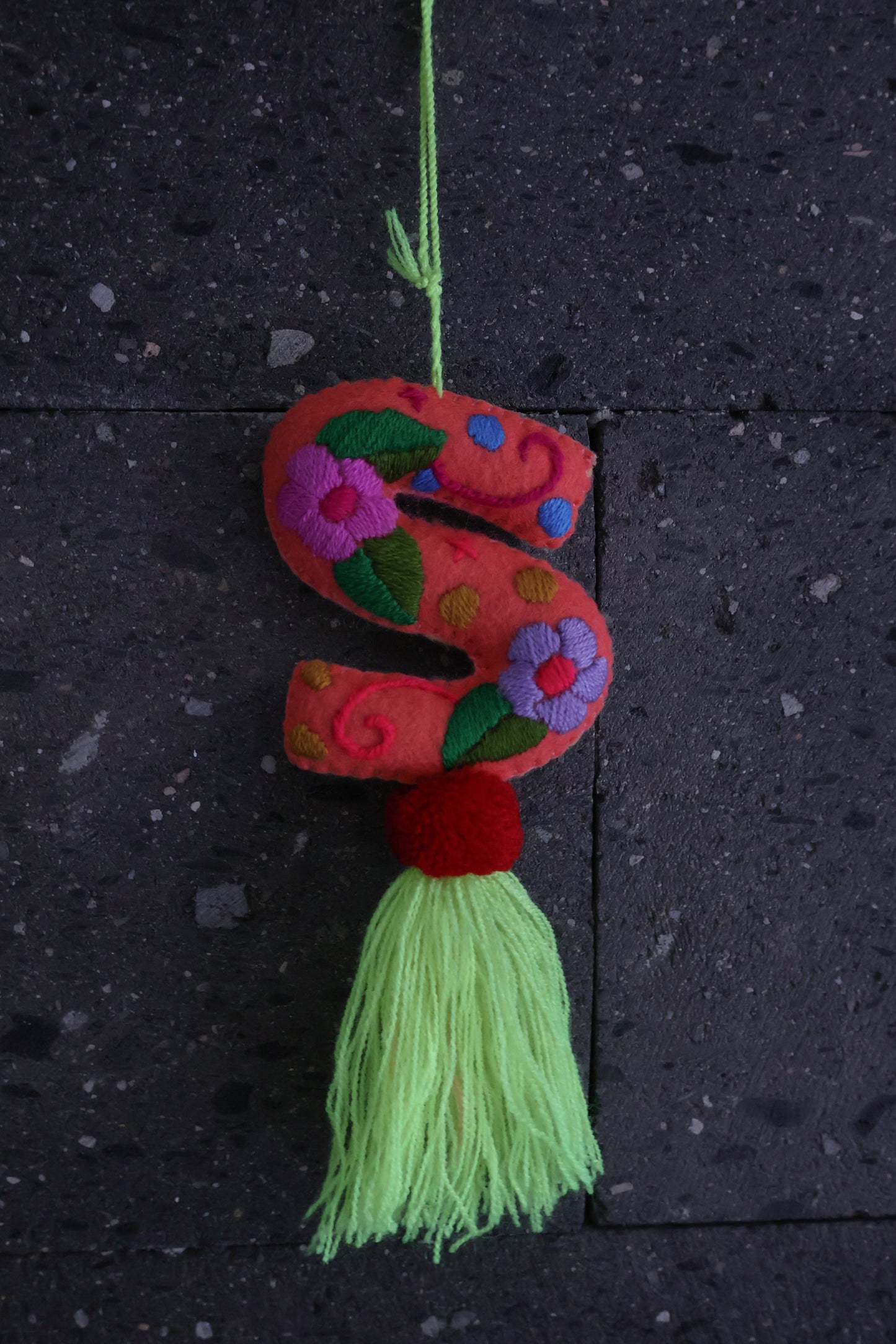 LETRA BORDADA S  CON CAMPANA AMARILLA