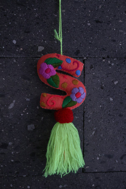 LETRA BORDADA S  CON CAMPANA AMARILLA