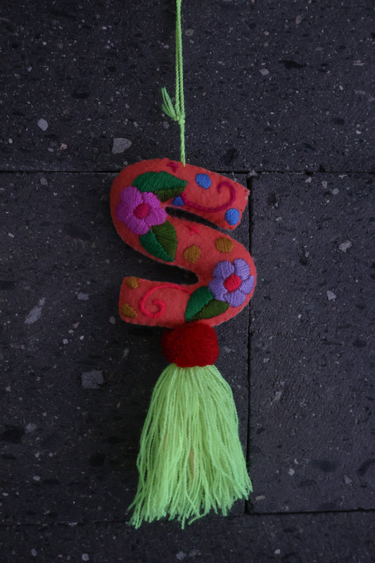 LETRA BORDADA S  CON CAMPANA AMARILLA