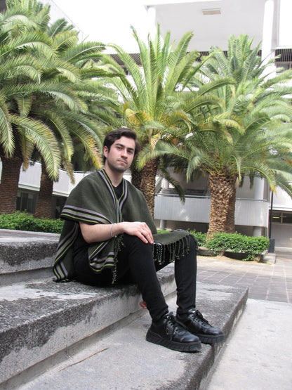 PONCHO VERDE CON ORILLA NEGRA Y GRIS