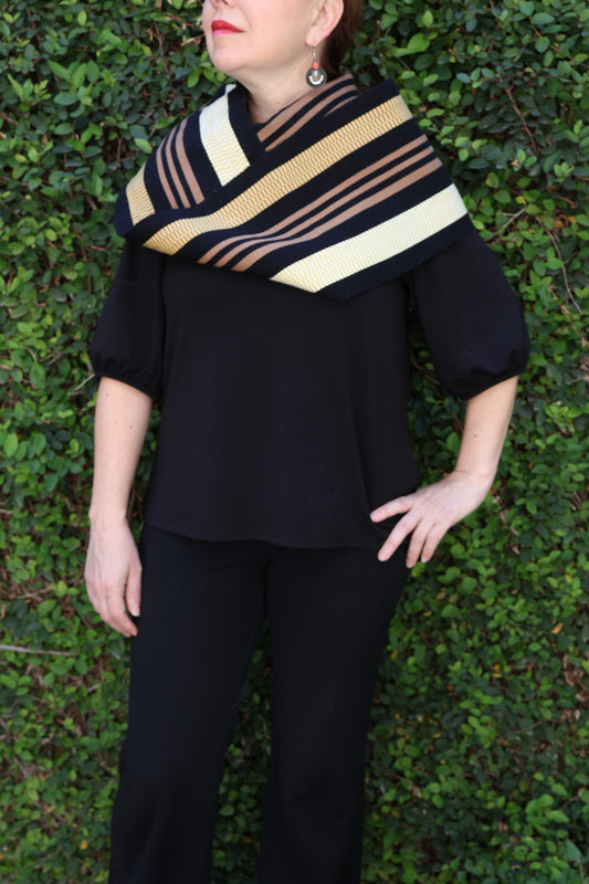 BUFANDA NEGRA CON RAYAS BEIGE