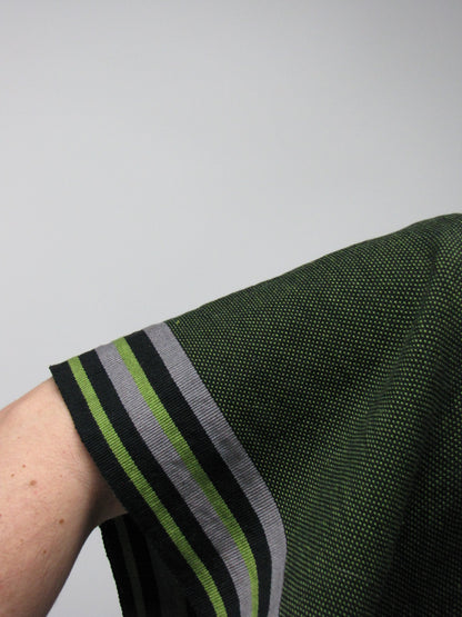 PONCHO VERDE CON ORILLA NEGRA Y GRIS