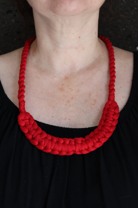 COLLAR TEJIDO ROJO