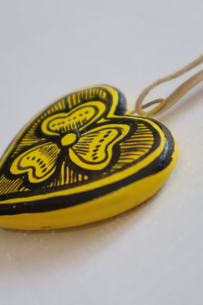 COLLAR CORAZON NEGRO CON AMARILLO