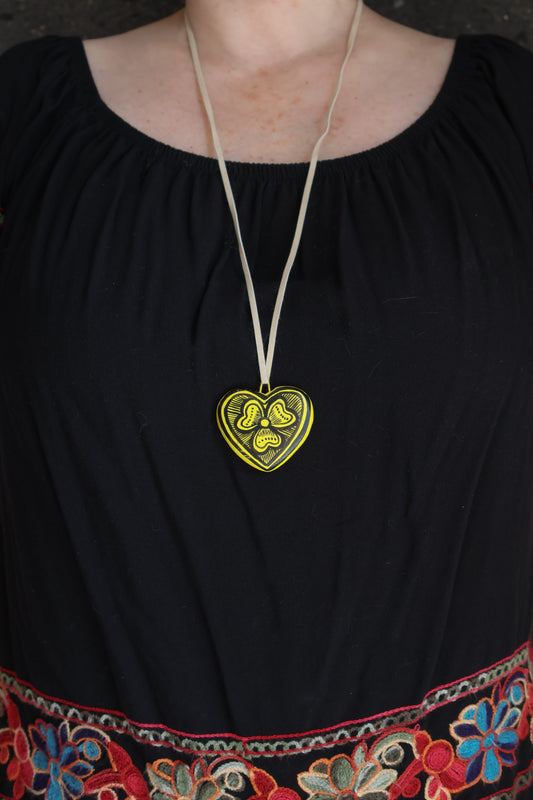 COLLAR CORAZON NEGRO CON AMARILLO