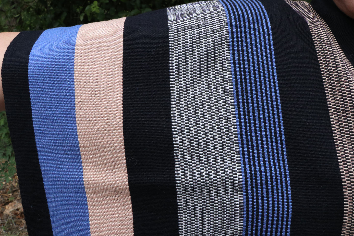 PONCHO DE RAYAS OBSCURAS Y AZULES
