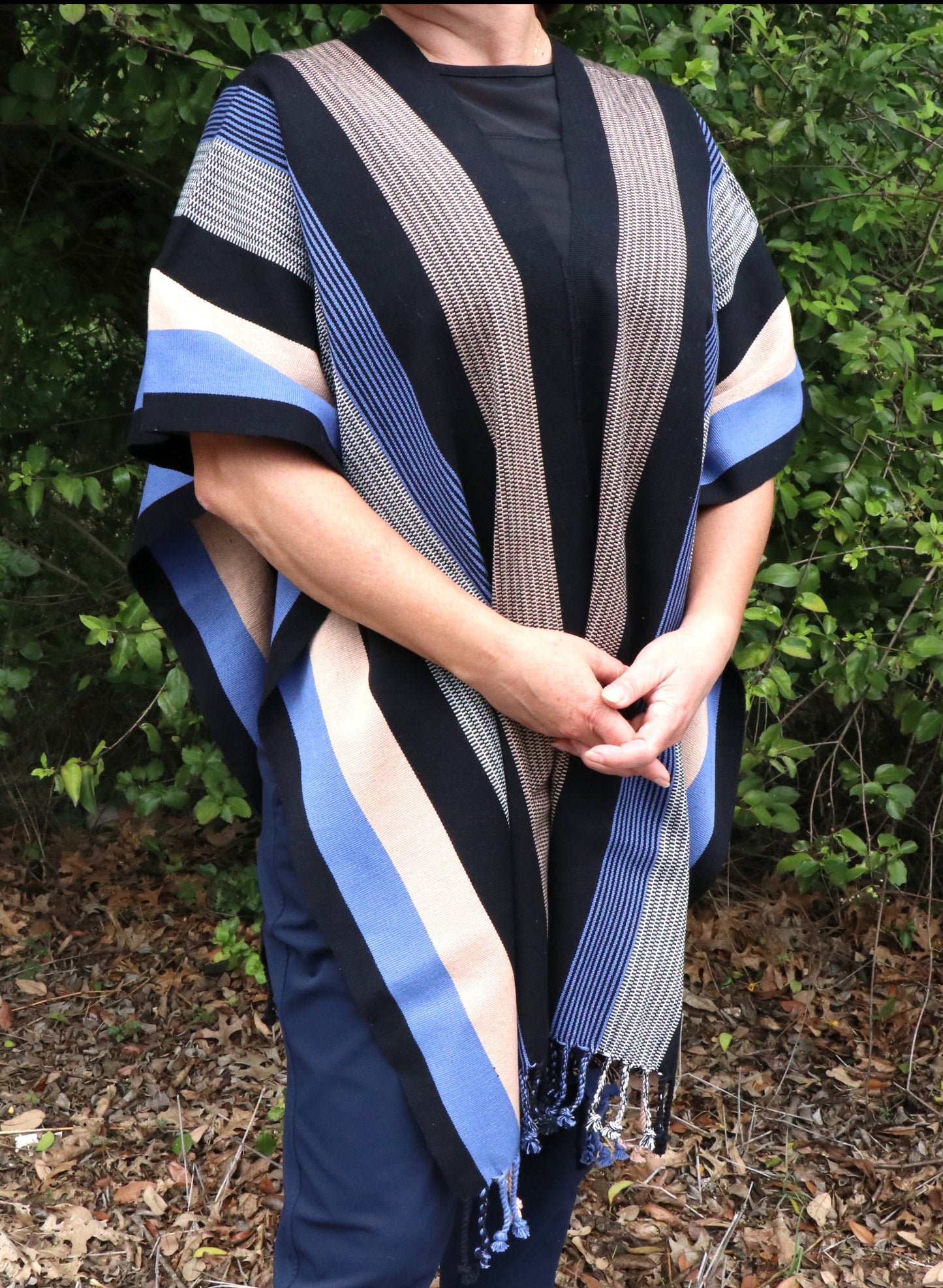 PONCHO DE RAYAS OBSCURAS Y AZULES