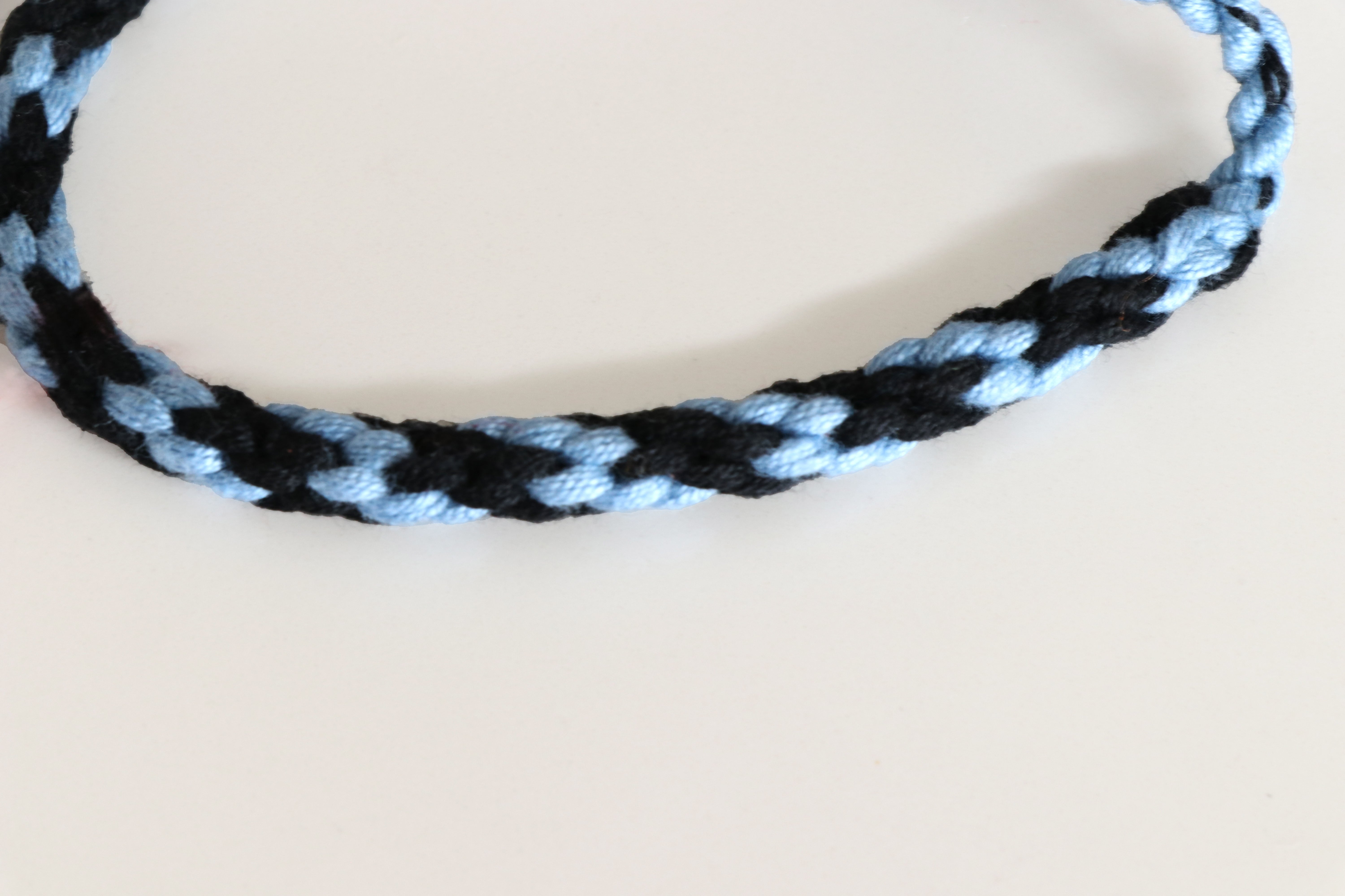 PULSERA AZUL CON NEGRO