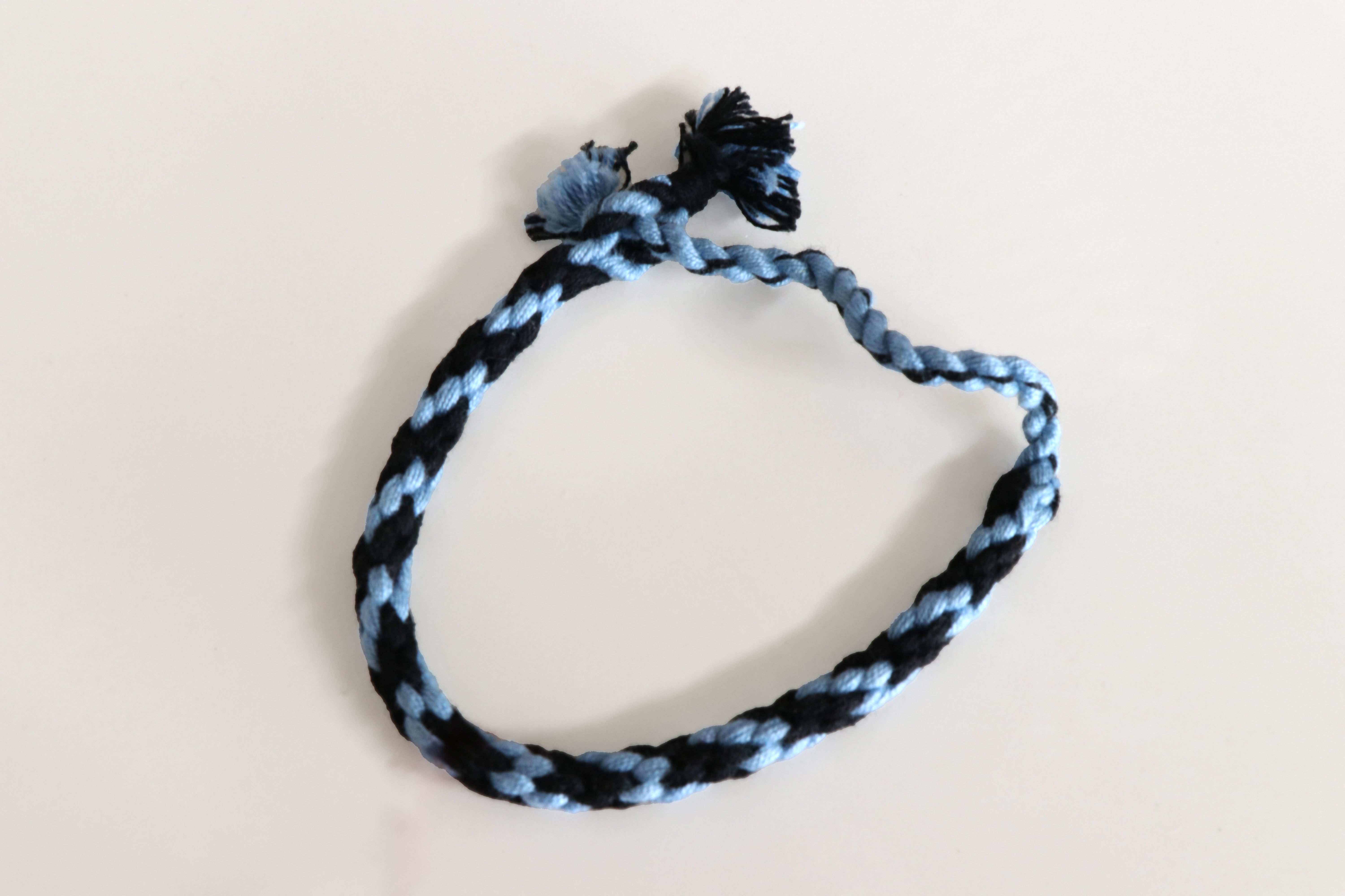 PULSERA AZUL CON NEGRO