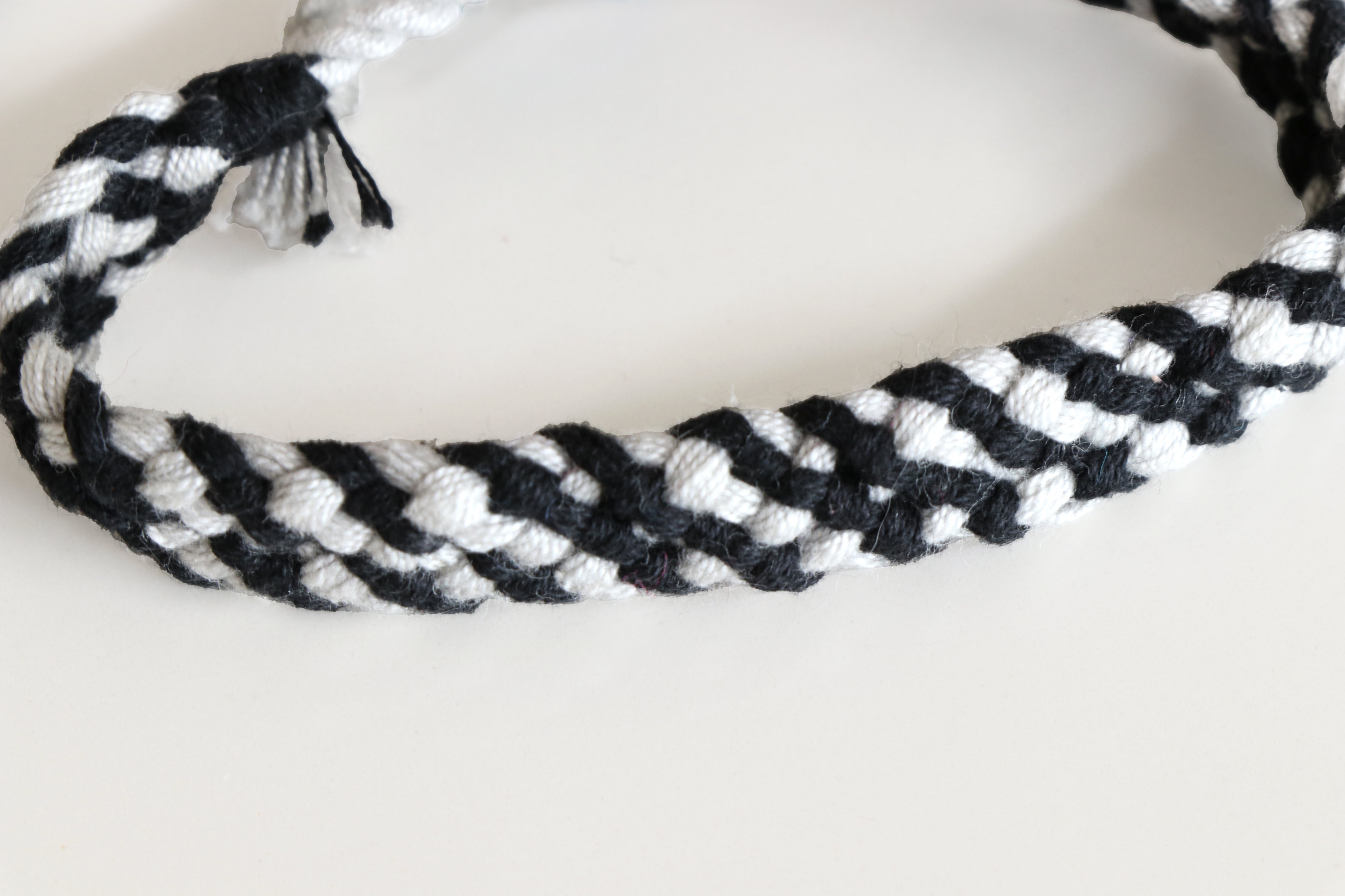 PULSERA BLANCO CON NEGRO