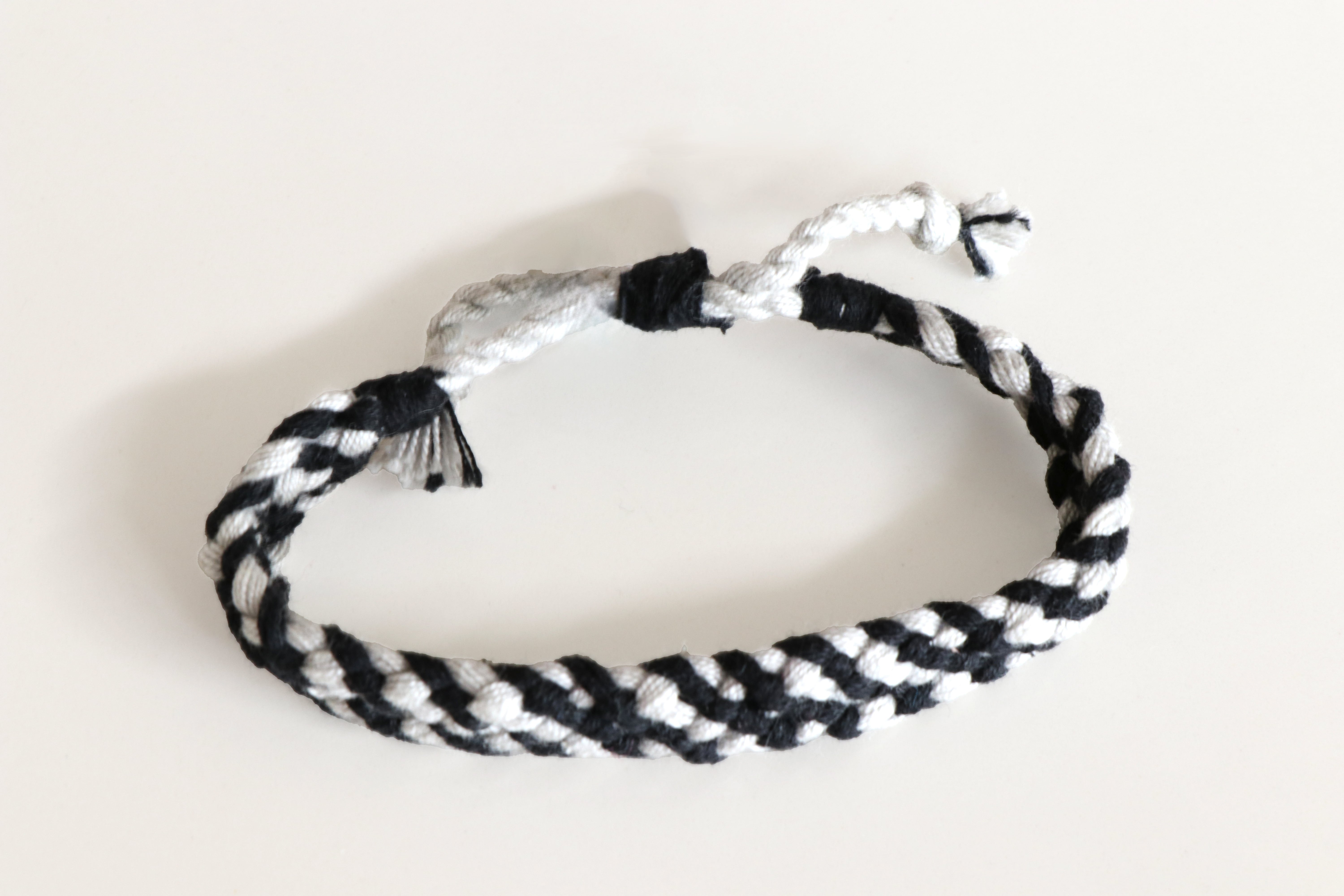 PULSERA BLANCO CON NEGRO