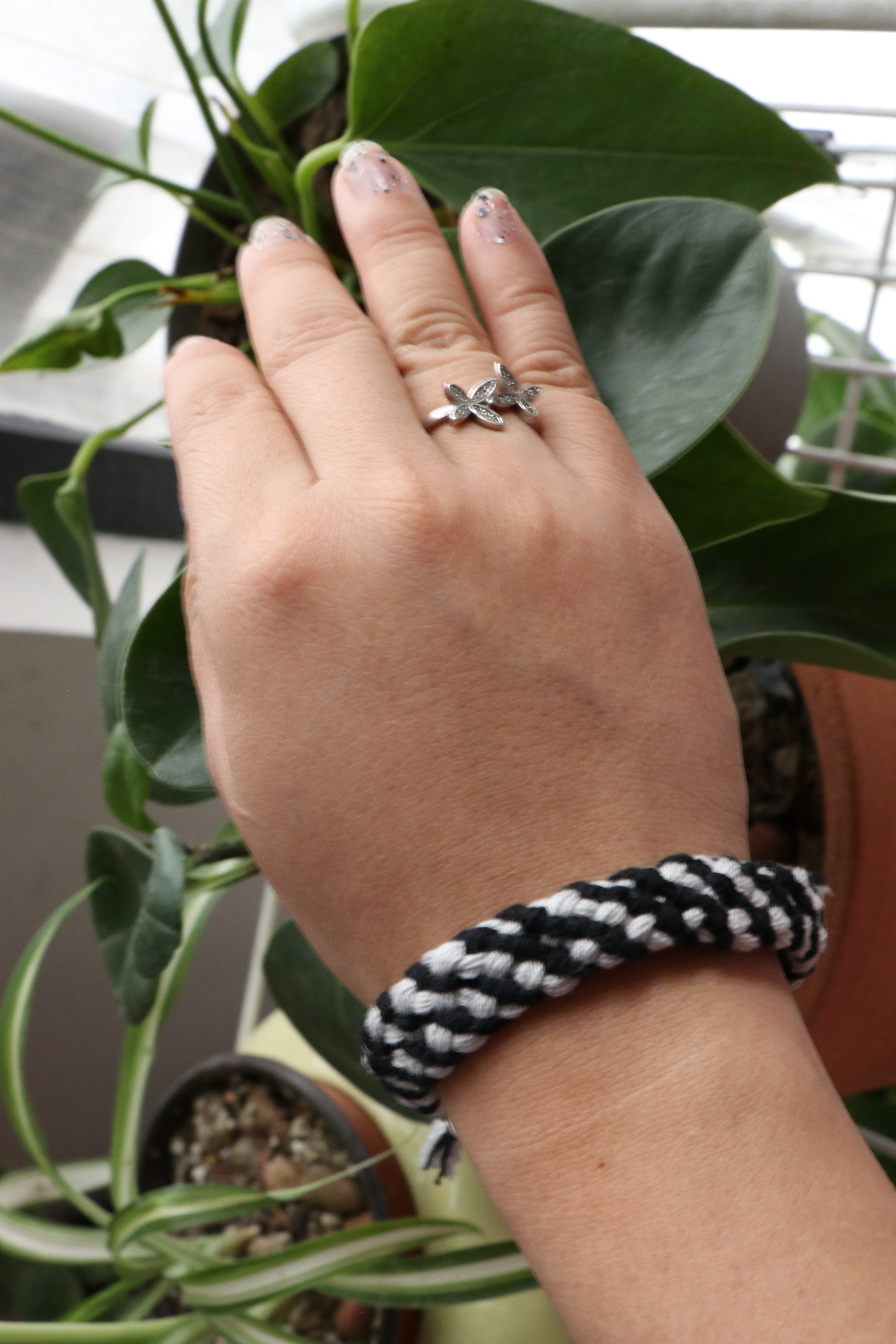 PULSERA BLANCO CON NEGRO