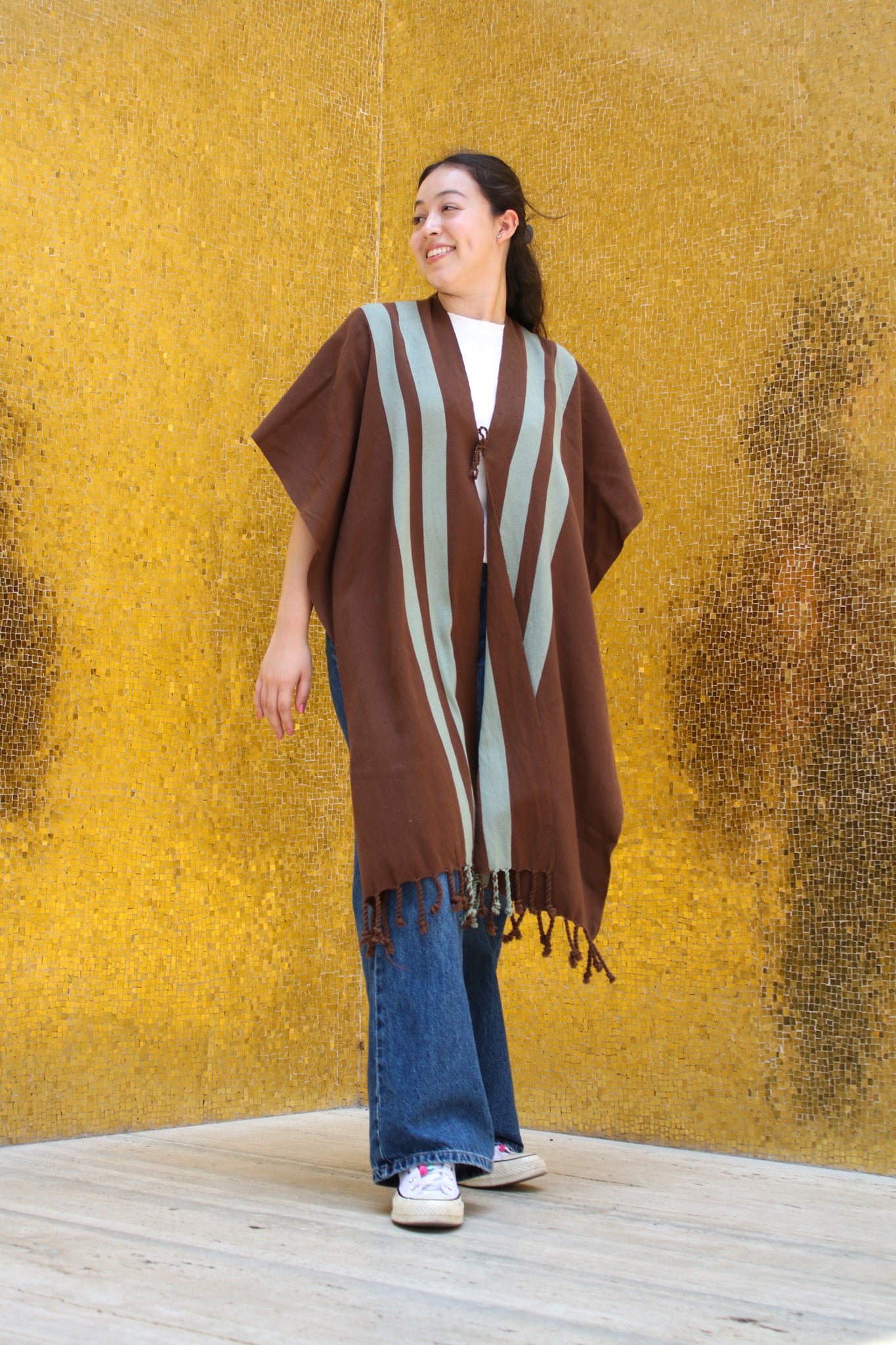 PONCHO CAFÉ CON RAYAS VERDES