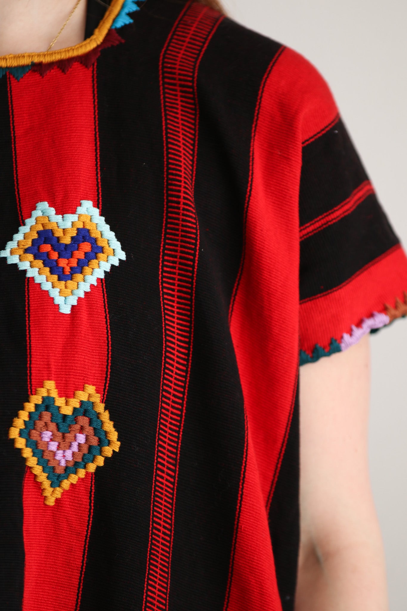 HUIPIL ROJO CON NEGRO