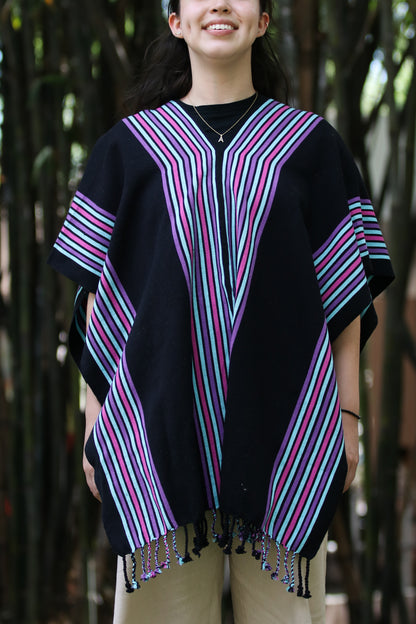 PONCHO DE COLOR NEGRO CON RAYAS MORADAS