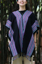 PONCHO DE COLOR NEGRO CON RAYAS MORADAS