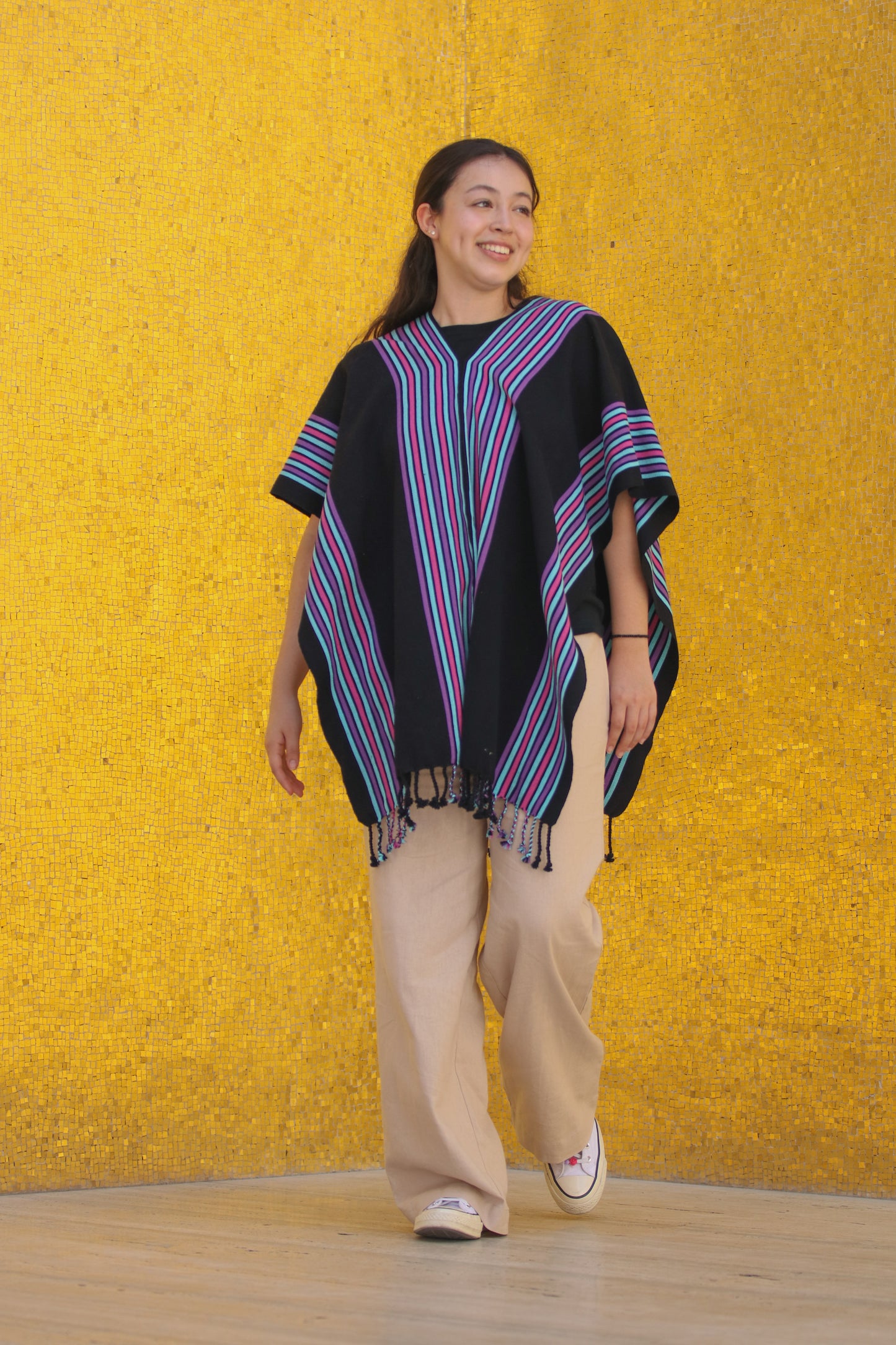 PONCHO DE COLOR NEGRO CON RAYAS MORADAS