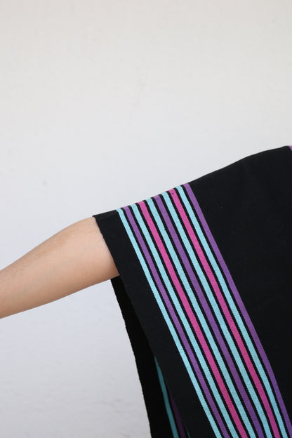 PONCHO DE COLOR NEGRO CON RAYAS MORADAS