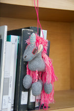 Cargar imagen en el visor de la galería, UNICORNIO COLGANTE GRIS CON ROSA
