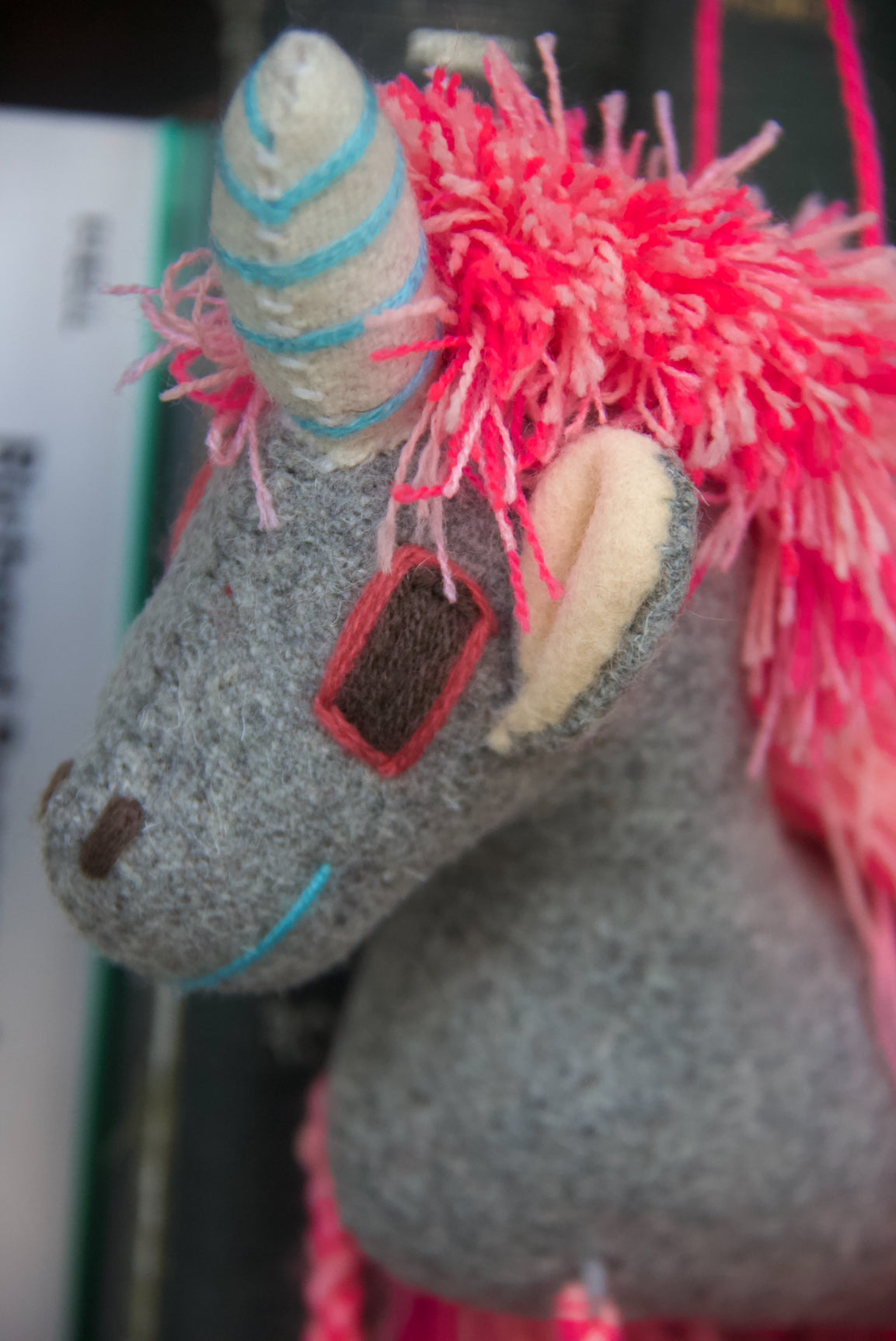 UNICORNIO COLGANTE GRIS CON ROSA