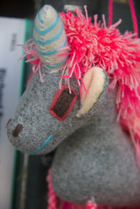 UNICORNIO COLGANTE GRIS CON ROSA