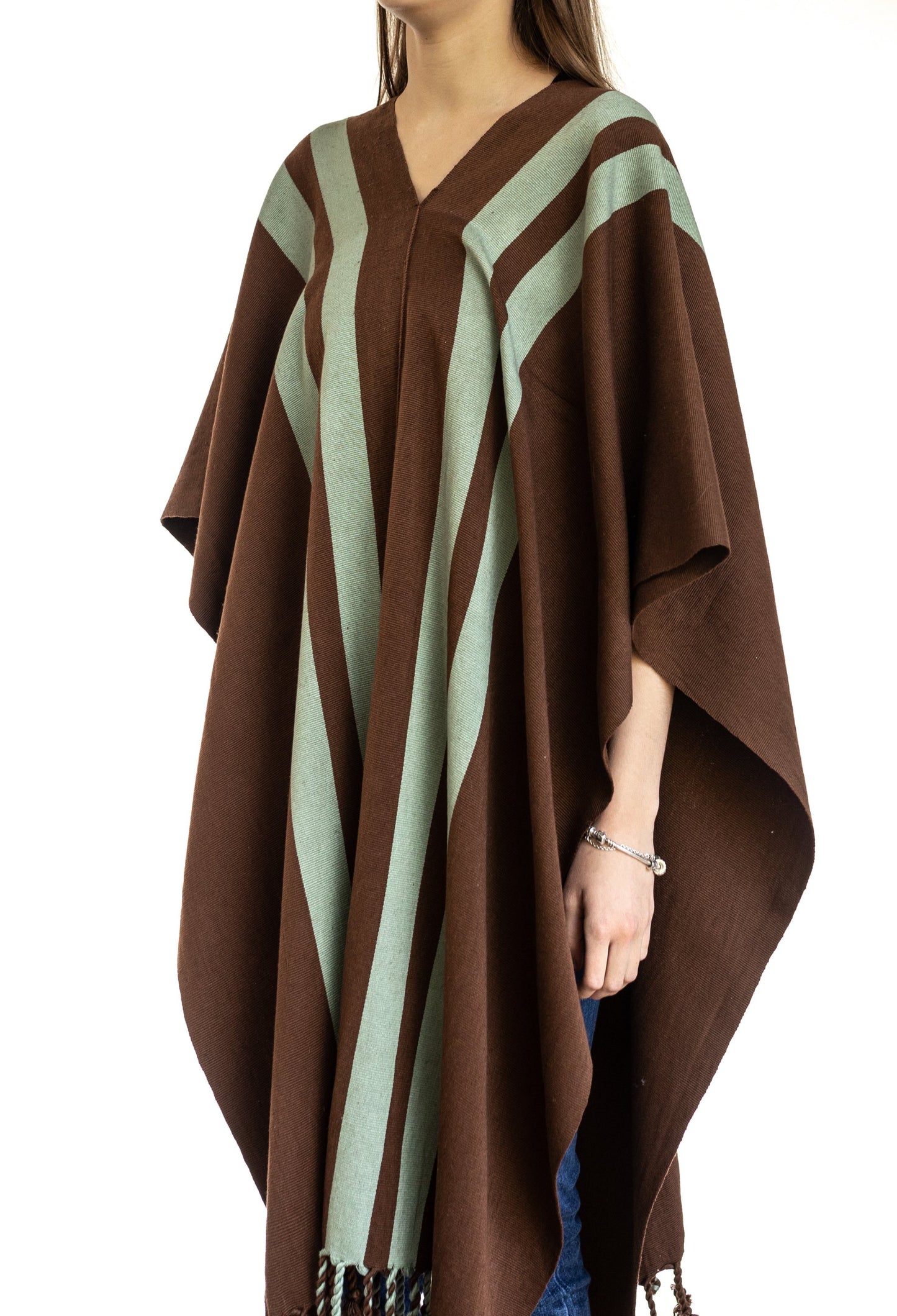 PONCHO CAFÉ CON RAYAS VERDES