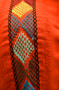 BLUSA NARANJA CON DETALLES AMARILLOS Y AZULES